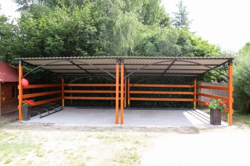 Féltetős pihenőház, kocsibeálló és kerékpártároló