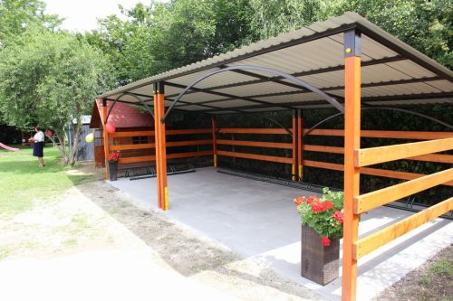 Féltetős pihenőház, kocsibeálló és kerékpártároló