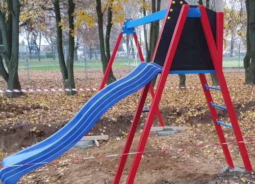Csúszdaállvány 1,2 m-es esésmagassággal egy hintával (fém)