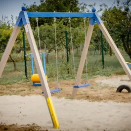 Kétüléses hintaállvány fém felsővel, fa lábbal